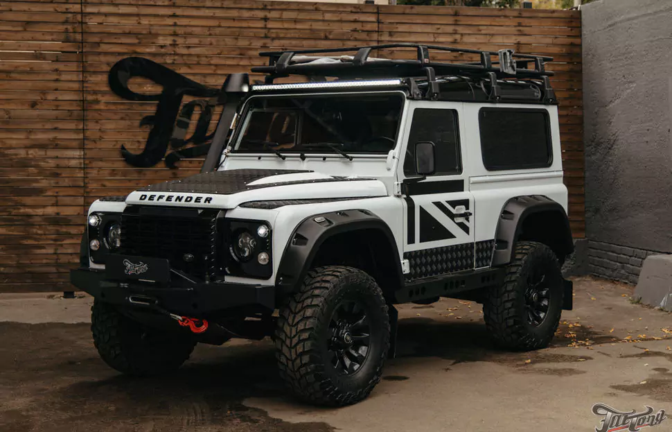 Привели в порядок Land Rover Defender! Заново окрасили элементы, очистили кузов, восстановили световое оборудование и построили новую акустическую систему